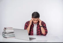 Mengatasi Sakit Kepala saat Bekerja di Depan Komputer