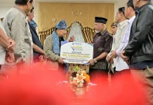 Gubernur Mahyeldi Menerima Secara Simbolis Bantuan Rp1,6 Miliar dari PERADI