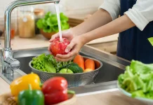 Tips Aman Mencuci Buah dan Sayuran untuk Kurangi Residu Pestisida