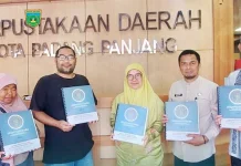 Warga Padang Panjang Sumbangkan Al-Qur’an Braille ke Perpustakaan Daerah