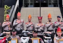 Enam Personel Polda Sumbar Terima Hadiah Motor Atas Dedikasi