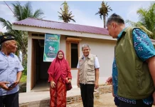 Unand Serahkan Hunsela untuk Korban Bencana Piai Kota Padang