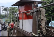 Satpol PP Padang Bongkar Empat Bangunan Liar di Parak Kopi