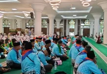 Jemaah Haji Kloter 14 asal Padang dan Mentawai menuju Asrama Haji Padang