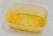 Cara Membersihkan Noda pada Wadah Plastik dengan Bahan Sederhana