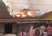 Gudang Rumah Lantai Dua di Banuaran Padang Terbakar saat Senja