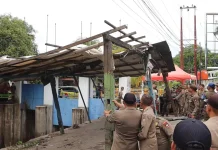 Satpol PP Padang Tertibkan PKL yang Gunakan Trotoar dan Fasilitas Umum