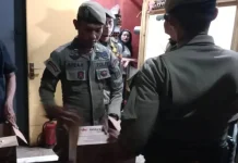 Satpol PP Padang Tertibkan Tempat Usaha di Atom Center