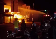 Dua Ruko Kayu di Simpang Empat Pasbar Terbakar