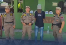 Satpol PP Padang Tertibkan Pak Ogah di Simpang UNP