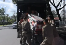 Pol PP Padang Sita Gerobak PKL yang Berjualan di Trotoar dan Badan Jalan