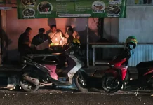 Listrik Belum Stabil Penjualan Lilin di Padang Meningkat