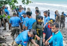 Ratusan Personel Satpol PP dan Damkar Sumbar Bersihkan Pantai Ketaping