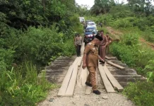 Bupati Pasbar Tinjau Jalan Rusak Pasca Warga Meninggal di Kecamatan Koto Balingka