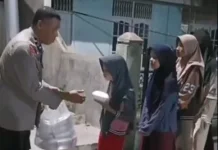Bhabinkamtibmas Banuaran Berbagi Makanan untuk Warga Membutuhkan
