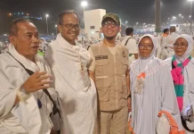 Wamenhaj Dahnil Anzar Sapa Jemaah Embarkasi Padang saat Mabit di Muzdalifah