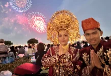 Pakaian Adat Minang Curi Perhatian di Festival Kembang Api di Tokyo