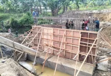 Satgas TNI AD Rampungkan Tahap Besi dan Begisting Tiang Jembatan di Mentawai