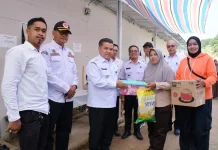 Tinjau Huntara di Balingka, Bupati Agam Benni Warlis Serahkan Bantuan untuk Warga