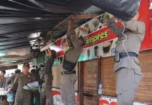 Satpol PP Bongkar Warung Liar di Trotoar Padang Utara