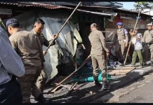 Satpol PP Padang Bongkar Warung Liar di Trotoar Kecamatan Padang Utara