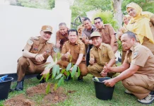 Bupati Pesisir Selatan Tanam Mahoni dan Ajak Menanam Pohon