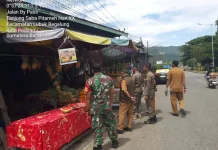 Satpol PP Tertibkan Pedagang yang Gunakan Badan Jalan di Lubuk Begalung Padang