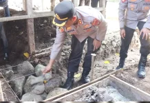 Polres Pasbar Bedah Rumah Nenek Kartini Sambut Bhayangkara ke-80