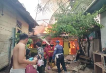 Kebakaran Hebat Landa Permukiman Padat di Padang