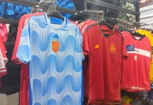 Pesta Bola Dongkrak Penjualan Jersey di Toko Atribut Olahraga Padang