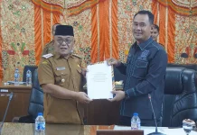 Pendapatan Daerah Pasbar 2025 Capai 99,99 Persen, Bupati Sampaikan Ranperda APBD