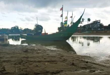 Endapan Lumpur di Muara Ulak Karang Hambat Aktivitas Nelayan