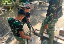 TNI dan Warga Gotong Royong Merajut Jembatan Gantung Berioulou, Mentawai