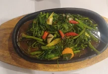 Menikmati Renyahnya Cah Kangkung Terasi Hotplate