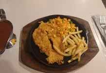 Menggoyang Lidah dengan Crispy Chicken Steak Hot Plate