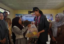 Bupati Dharmasraya Serahkan Bantuan Permakanan bagi Ibu Hamil dan Menyusui