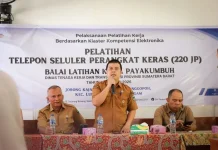 Disnakertrans Sumbar Bekali Pencari Kerja dengan Pelatihan Perbaikan Ponsel