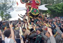 Wamen Kebudayaan Hadiri Puncak Pesona Budaya Hoyak Tabuik Piaman