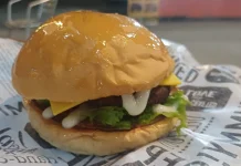 Menikmati Burger Kaki Lima, Kelezatan Lokal Ramah Kantong