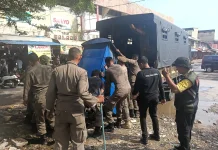 Satpol PP Padang Tertibkan Lapak PKL untuk Dukung Revitalisasi Pasar Raya