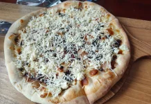 Kreasi Pizza Manis untuk Menemani Waktu Santai