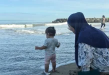 Manfaat Bermain di Pantai bagi Tumbuh Kembang Bayi