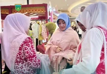 Stand Dekranasda Padang Panjang Padat Pengunjung di HUT Dekranas ke-46 Makassar
