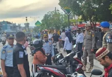 Dishub Solok Tertibkan Parkir Liar di Depan Pasar Modern