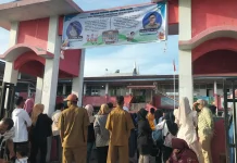 Hari Pertama Sekolah Disambut Antusias Ayah & Anak di Komplek SDN Tan Malaka Padang