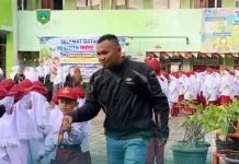 Hari Pertama Sekolah, Gerakan Ayah Mengantar Anak Warnai Suasana di Padang Panjang