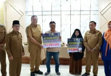 Wako Yota Balad Serahkan Bantuan Modal Usaha untuk 57 Warga Terdampak Bencana