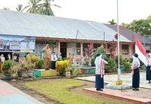 Wako Pariaman Yota Balad Pimpin Upacara Bendera di SMPN 5 Pariaman