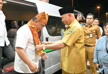 Gubernur Mahyeldi Sambut Kedatangan Menteri LH di Bandara Minangkabau