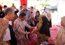 Sebanyak 38 Hunsela Unand Diserahkan kepada Warga Terdampak di Padang
